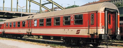 Passenger car 2nd class with Centre-Boarding<br /><a href='images/pictures/Roco/45521.jpg' target='_blank'>Full size image</a>